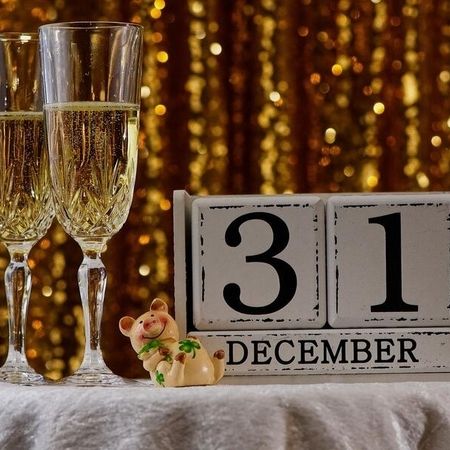 Zwei Champagnergläser mit einem Kalender, wo 31 Dezember steht