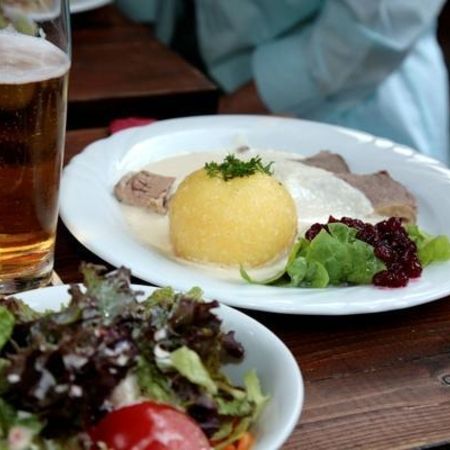 Salat mit Knödeln und Bier
