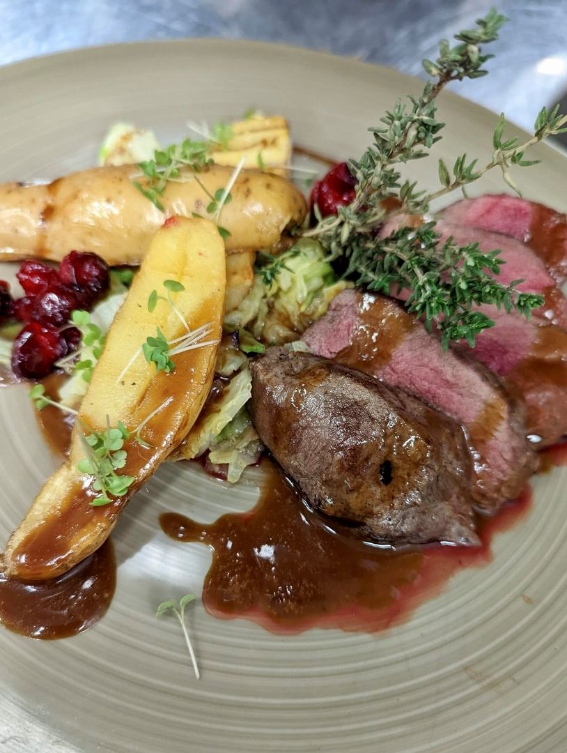 Rosa Hirschrücken mit Wirsing karamellisierten Moosbeeren